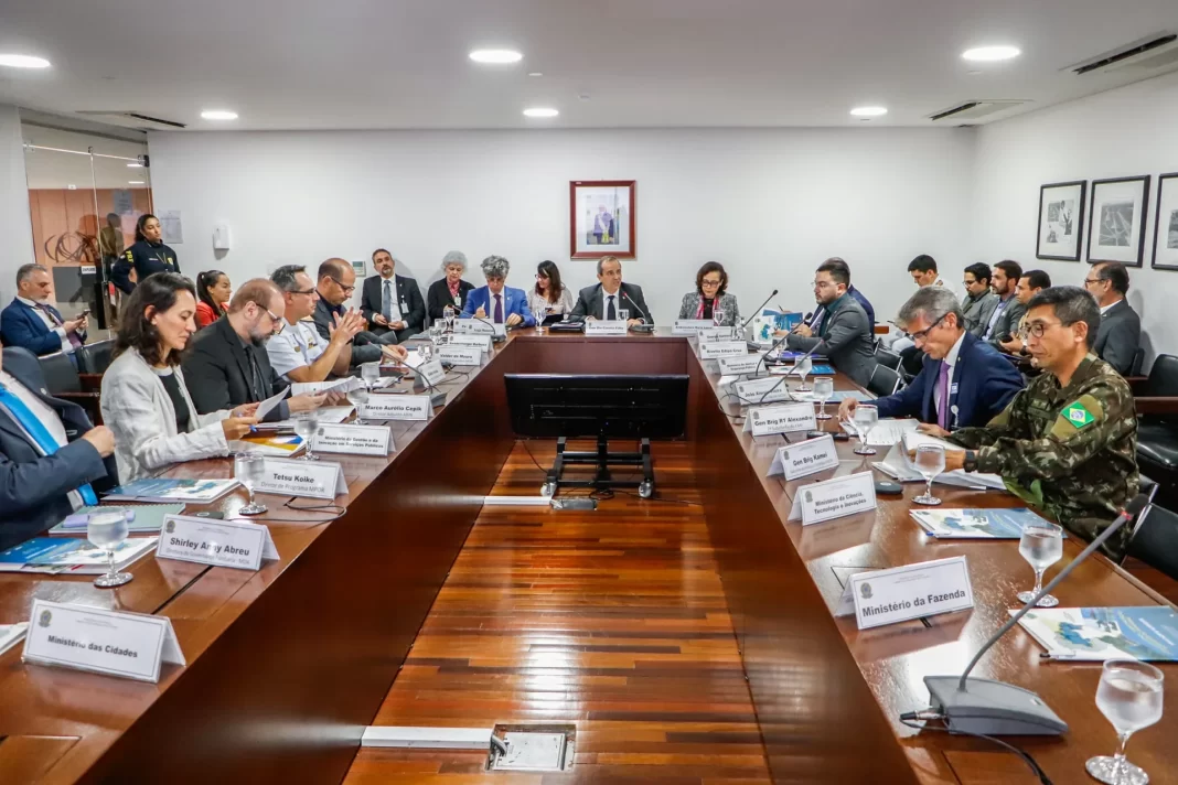 Governo redefine Câmara de Defesa e retira voto dos comandantes militares Governo redefine Câmara de Defesa e retira voto dos comandantes militares