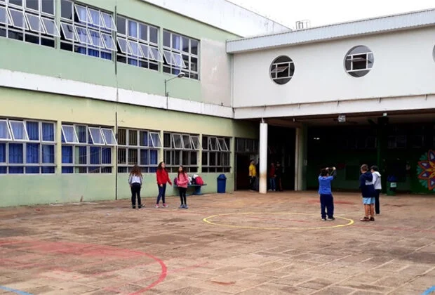 Escola modelo da USP reduz horário de aulas dos alunos por falta de profissionais Escola modelo da USP reduz horário de aulas dos alunos por falta de profissionais