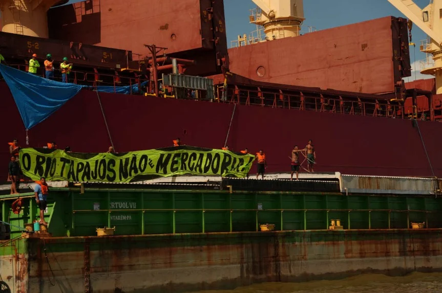 Indígenas ocupam balsa de soja no rio Tapajós contra privatização de hidrovias Indígenas ocupam balsa de soja no rio Tapajós contra privatização de hidrovias