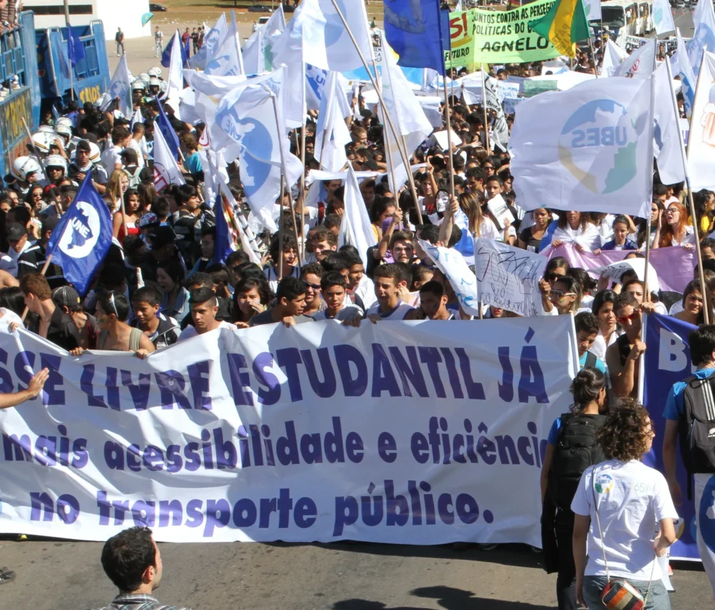 PESQUISA: Para 73%, a escola deve ensinar sobre política e questões sociais PESQUISA: Para 73%, a escola deve ensinar sobre política e questões sociais