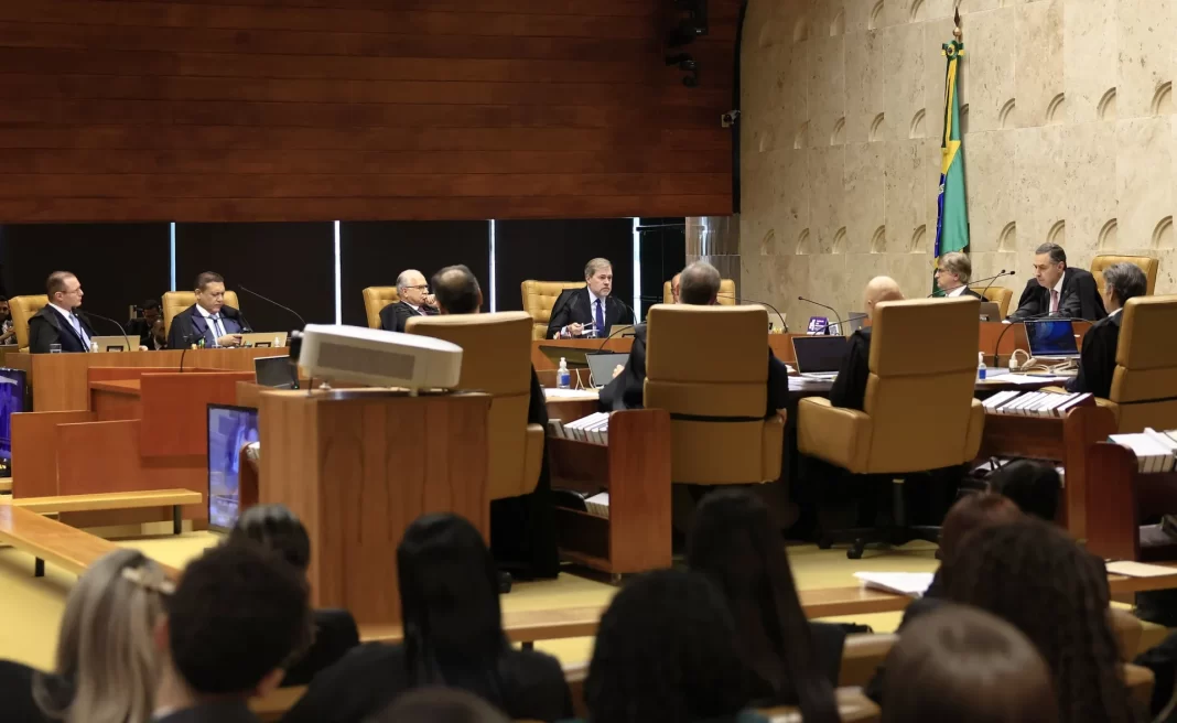 Teto constitucional reajustado pela inflação seria 37% maior que o valor atual de R$ 46 mil Teto constitucional reajustado pela inflação seria 37% maior que o valor atual de R$ 46 mil