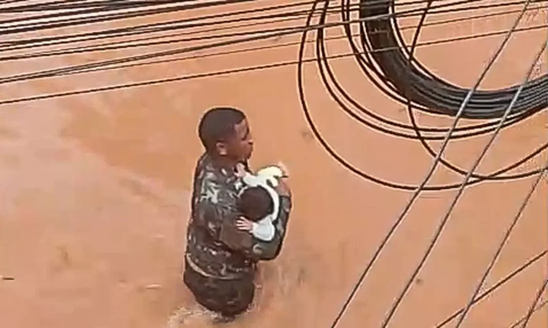 ex-soldado salva criança de inundação em Juiz de Fora ex-soldado salva criança de inundação em Juiz de Fora