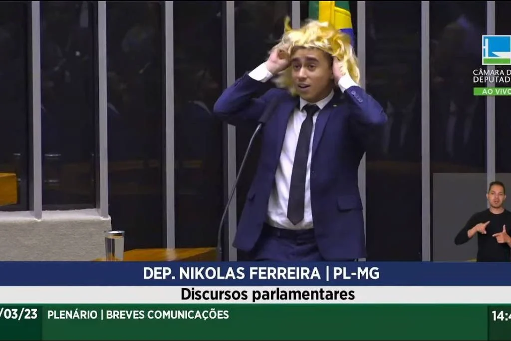 Justiça anula condenação de Nikolas por discurso transfóbico com peruca Justiça anula condenação de Nikolas por discurso transfóbico com peruca