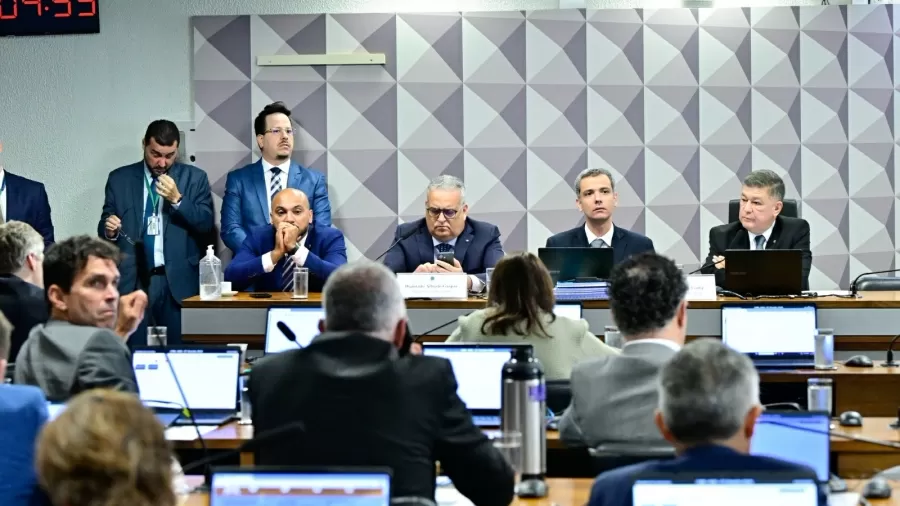 Relatório paralelo da CPMI do INSS pede indiciamento de 130 e aponta fraude bilionária Relatório paralelo da CPMI do INSS pede indiciamento de 130 e aponta fraude bilionária