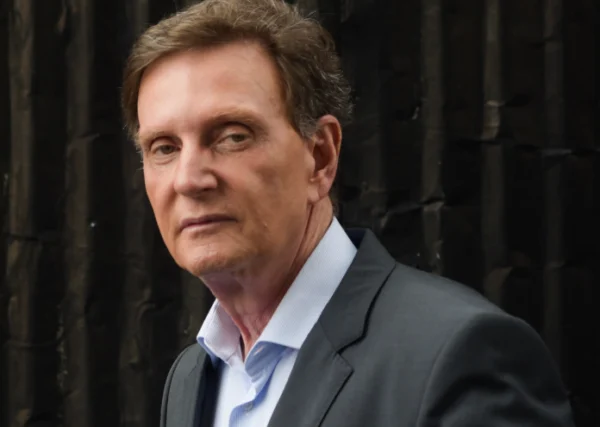 Crivella terá de pagar R$ 100 mil por determinar apreensão ilegal na Bienal do Livro Crivella terá de pagar R$ 100 mil por determinar apreensão ilegal na Bienal do Livro