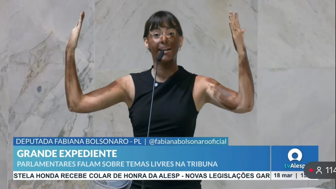 Fabiana Bolsonaro faz blackface durante fala transfóbica e deputada do Psol denuncia Fabiana Bolsonaro faz blackface durante fala transfóbica e deputada do Psol denuncia