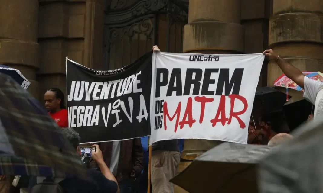 Mortes de jovens pela polícia de SP crescem 11%; entidades cobram medidas Mortes de jovens pela polícia de SP crescem 11%; entidades cobram medidas