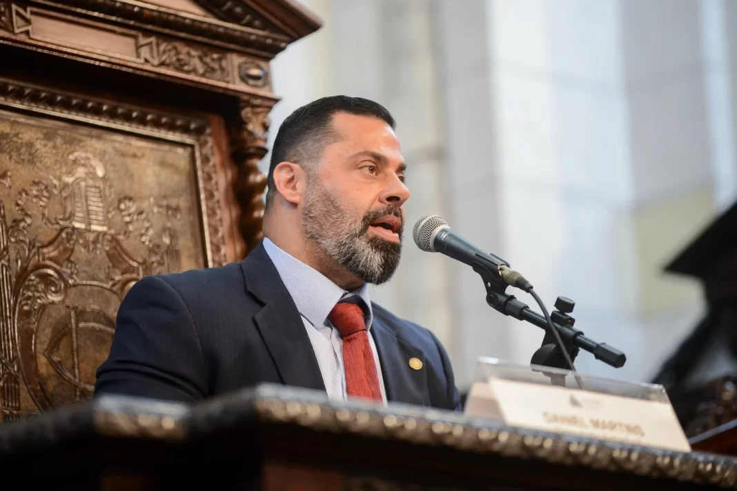 Castro nomeia contratado em folha secreta como secretário Castro nomeia contratado em folha secreta como secretário