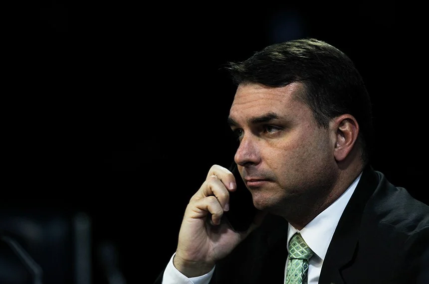 Flávio Bolsonaro transforma PEC do fim da reeleição em aceno para Tarcísio e Centrão Flávio Bolsonaro transforma PEC do fim da reeleição em aceno para Tarcísio e Centrão