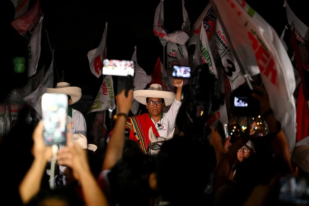 Peru vai às urnas neste domingo escolher entre 35 candidatos à presidência, mas sem favoritos Peru vai às urnas neste domingo escolher entre 35 candidatos à presidência, mas sem favoritos