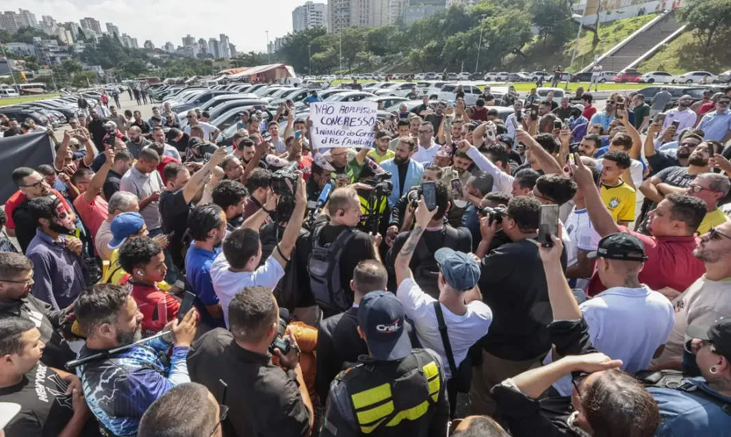 Motoristas protestam contra regulamentação do serviço por aplicativo Motoristas protestam contra regulamentação do serviço por aplicativo