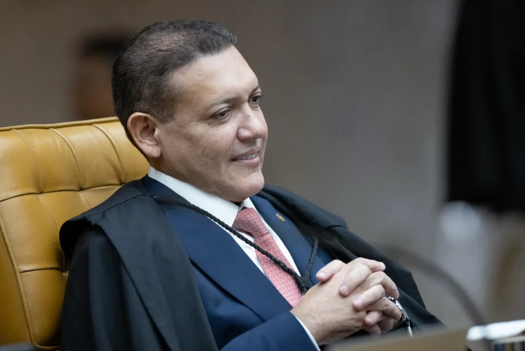 Nunes Marques manda tirar do ar pesquisa que apontou queda de Flávio Bolsonaro Nunes Marques manda tirar do ar pesquisa que apontou queda de Flávio Bolsonaro
