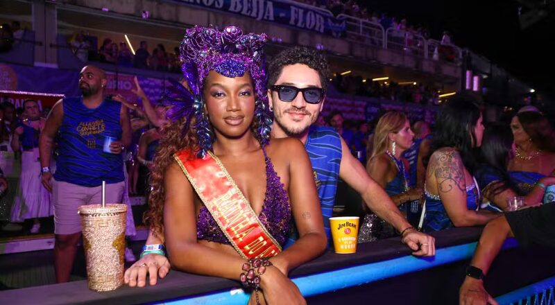 Rio Fashion Week: IZA se emociona em desfile e revela estratégia para proteger romance com João Vitor Silva Rio Fashion Week: IZA se emociona em desfile e revela estratégia para proteger romance com João Vitor Silva
