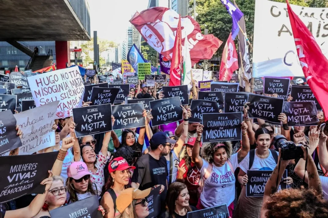 Mulheres ocupam Paulista por PL que criminaliza a misoginia Mulheres ocupam Paulista por PL que criminaliza a misoginia