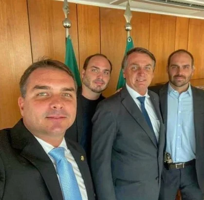 Flávio Bolsonaro nega que escalaria irmãos como ministros e abre nova crise Flávio Bolsonaro nega que escalaria irmãos como ministros e abre nova crise