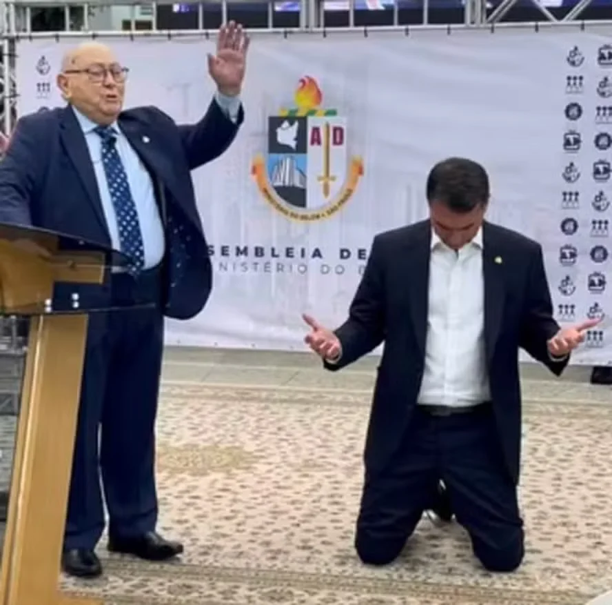Flávio Bolsonaro é denunciado por propaganda eleitoral antecipada em templo evangélico Flávio Bolsonaro é denunciado por propaganda eleitoral antecipada em templo evangélico