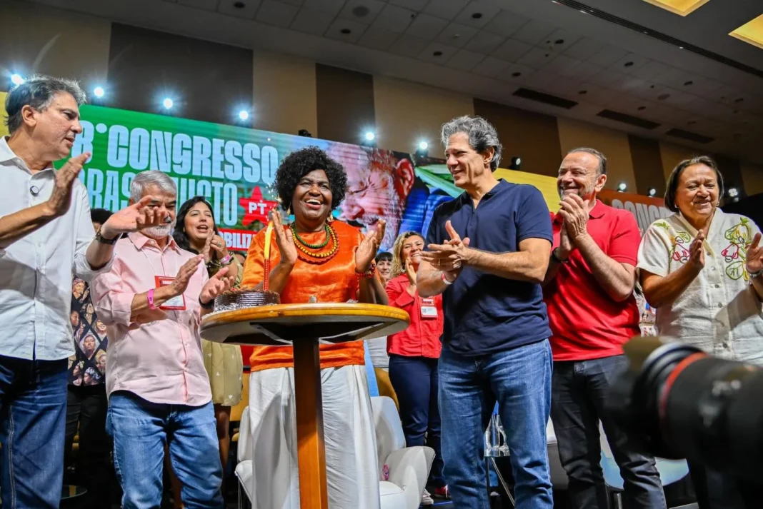PT suaviza propostas para tentar apoio ao centro a Lula PT suaviza propostas para tentar apoio ao centro a Lula