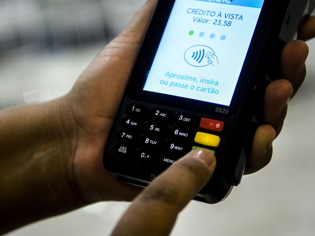 Mesmo com juros a 428,3% ao ano, uso do rotativo do cartão avança em março Mesmo com juros a 428,3% ao ano, uso do rotativo do cartão avança em março