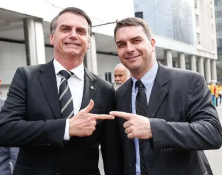 Bolsonaro prioriza maioria pró-impeachment do STF no Senado enquanto Flávio evita expor embate Bolsonaro prioriza maioria pró-impeachment do STF no Senado enquanto Flávio evita expor embate