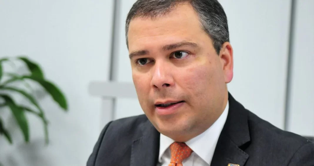 Ex-chefe do BRB é levado à Papuda após prisão em operação da PF Ex-chefe do BRB é levado à Papuda após prisão em operação da PF