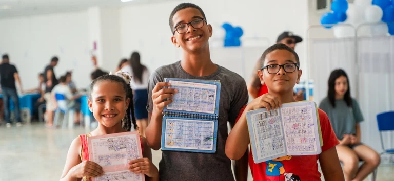 Vacinação em escolas segue até dia 30; meta é imunizar 27 mi Vacinação em escolas segue até dia 30; meta é imunizar 27 mi