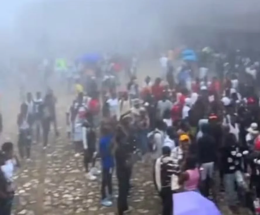 Tumulto em ponto turístico no Haiti deixa pelo menos 30 mortos pisoteados Tumulto em ponto turístico no Haiti deixa pelo menos 30 mortos pisoteados