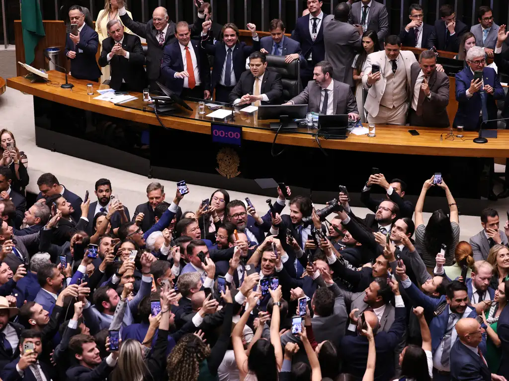 Senado comemora redução de pena de crimes nas redes sociais Senado comemora redução de pena de crimes nas redes sociais