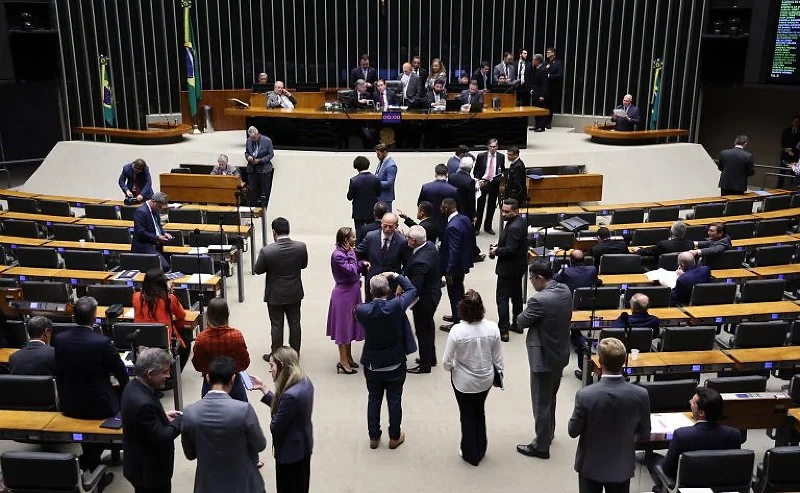 Centrão recua e pede retirada da emenda das 52 horas Centrão recua e pede retirada da emenda das 52 horas