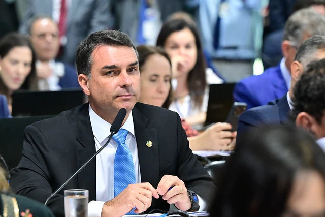 Flávio alega ‘sigilo contratual’ para omitir elo com Vorcaro Flávio alega ‘sigilo contratual’ para omitir elo com Vorcaro