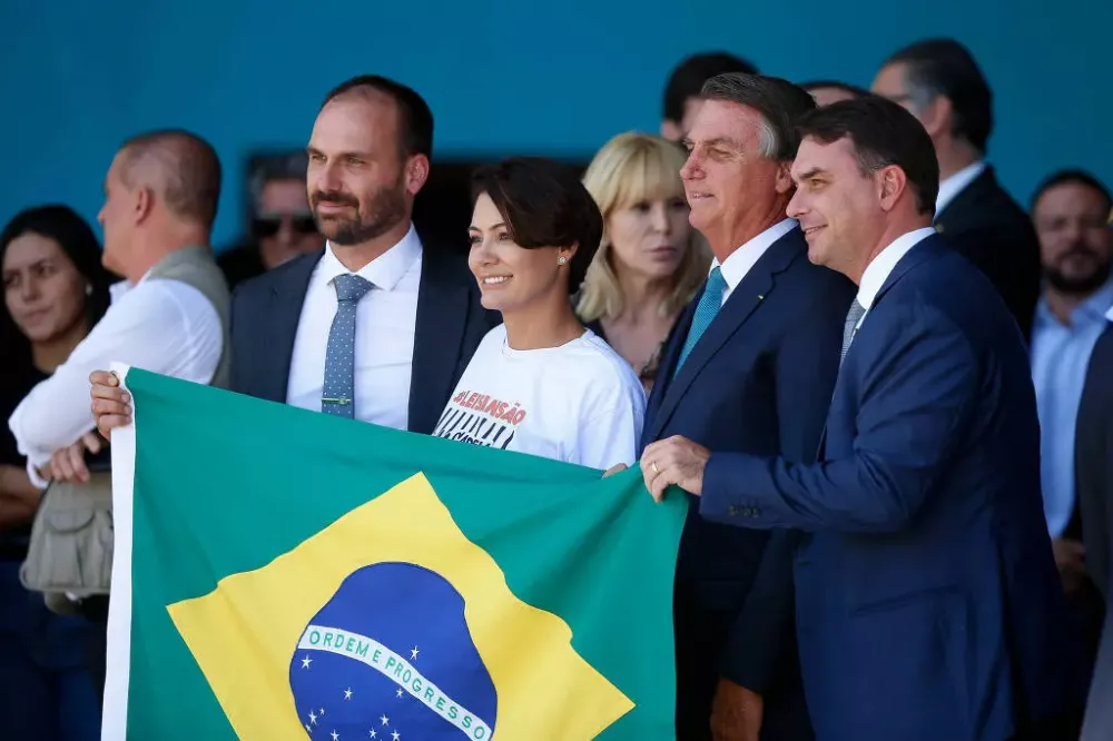 Bolsonaro deve divulgar lista de candidatos que apoia Bolsonaro deve divulgar lista de candidatos que apoia