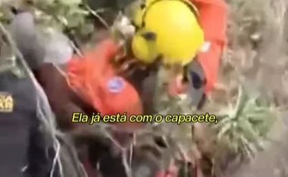 Mulher é resgatada após ser jogada em penhasco pelo ex-marido em MG; veja vídeo Mulher é resgatada após ser jogada em penhasco pelo ex-marido em MG; veja vídeo