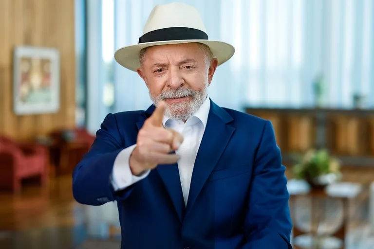 Lula faz radioterapia após retirar lesão de câncer de pele no couro cabeludo Lula faz radioterapia após retirar lesão de câncer de pele no couro cabeludo