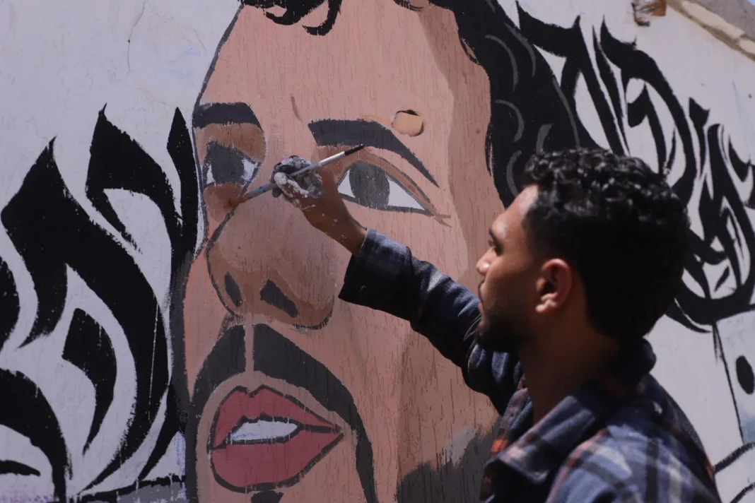 Em meio aos escombros, ativista brasileiro Thiago Ávila vira mural em Gaza Em meio aos escombros, ativista brasileiro Thiago Ávila vira mural em Gaza