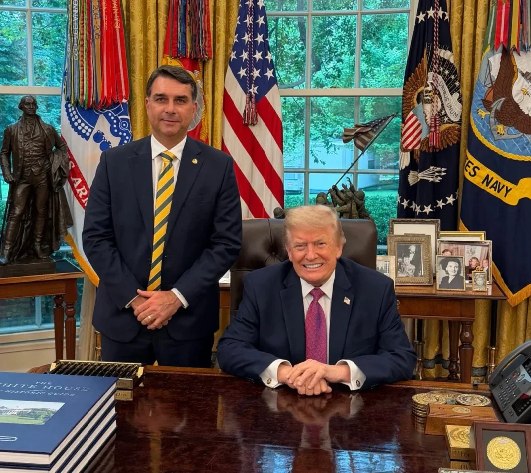 Nas redes sociais, repercussão de foto com Trump é desfavorável para Flávio Bolsonaro Nas redes sociais, repercussão de foto com Trump é desfavorável para Flávio Bolsonaro