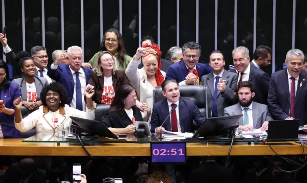 Câmara aprova, em dois turnos, PEC pelo fim da escala 6×1; texto vai ao Senado Câmara aprova, em dois turnos, PEC pelo fim da escala 6×1; texto vai ao Senado