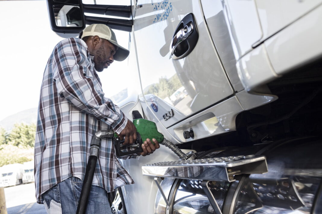 Óleo diesel cai pela 4ª vez em cinco semanas e acumula recuo de 4,5% Óleo diesel cai pela 4ª vez em cinco semanas e acumula recuo de 4,5%
