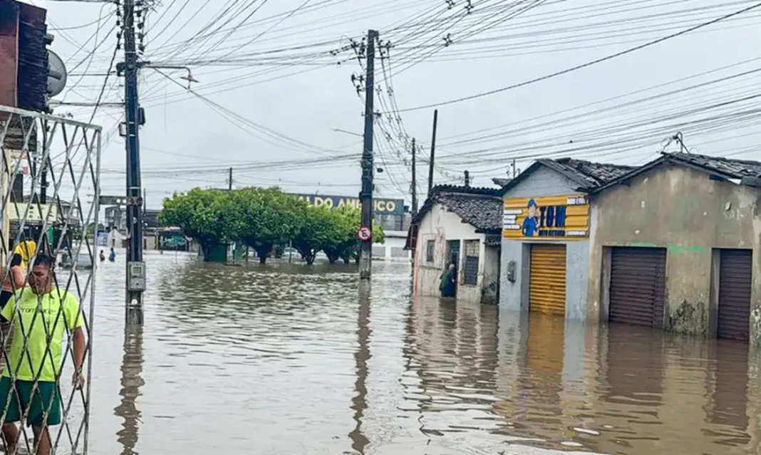 Com 8 mortos pelas chuvas, Pernambuco e Paraíba decretam estado de emergência e calamidade Com 8 mortos pelas chuvas, Pernambuco e Paraíba decretam estado de emergência e calamidade