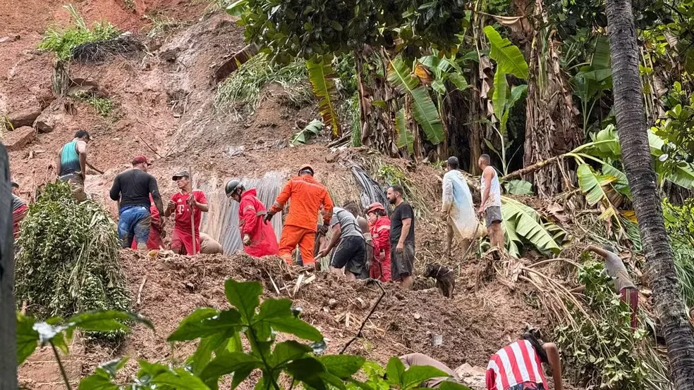 Temporais deixam 10 mortos e ao menos três desaparecidos em PE, PB e RS Temporais deixam 10 mortos e ao menos três desaparecidos em PE, PB e RS