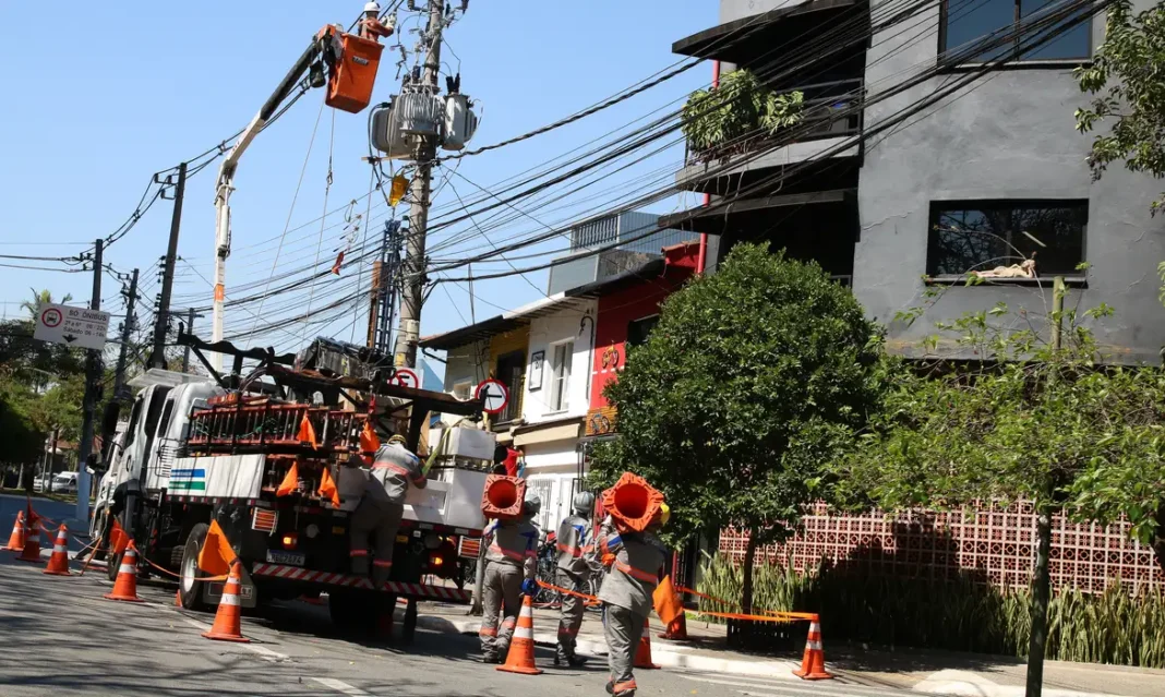 Setor elétrico tem 80% terceirizados salários quase metade Setor elétrico tem 80% terceirizados salários quase metade
