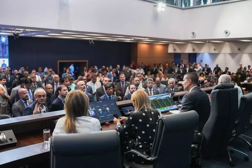 Infladas, Assembleias têm até 143 comissionados por deputado Infladas, Assembleias têm até 143 comissionados por deputado