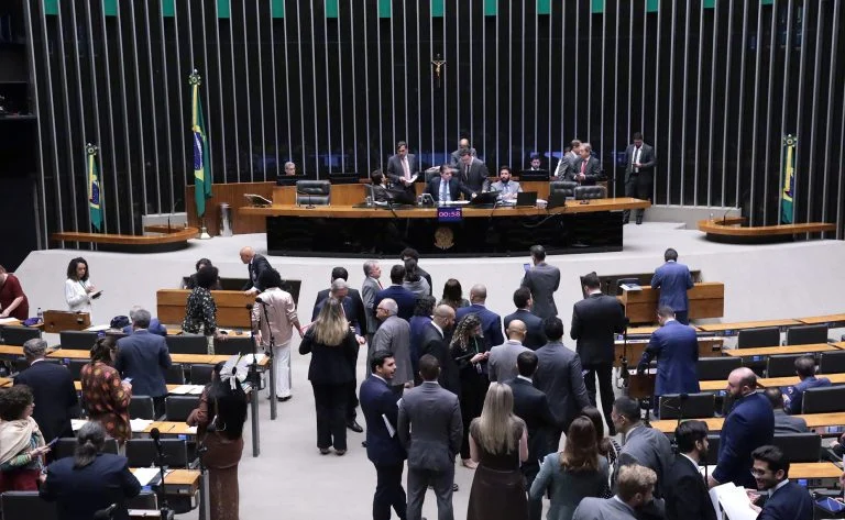 Câmara aprova projeto impede bloqueio de bens de partidos Câmara aprova projeto impede bloqueio de bens de partidos