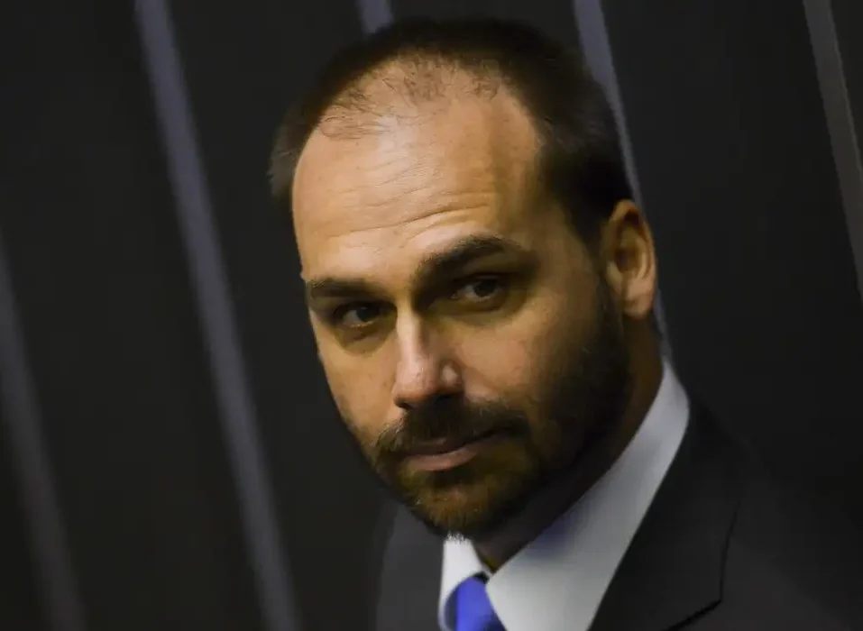 Operador do fundo que teve dinheiro de Vorcaro comprou casa em região onde vive Eduardo Bolsonaro Operador do fundo que teve dinheiro de Vorcaro comprou casa em região onde vive Eduardo Bolsonaro
