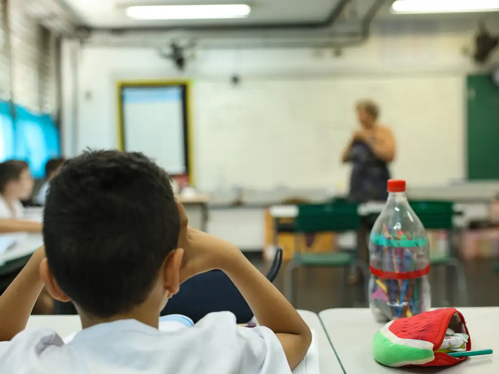 Municípios gastam R$126 mi em apostilas sem licitação mesmo com livros gratuitos do MEC Municípios gastam R$126 mi em apostilas sem licitação mesmo com livros gratuitos do MEC