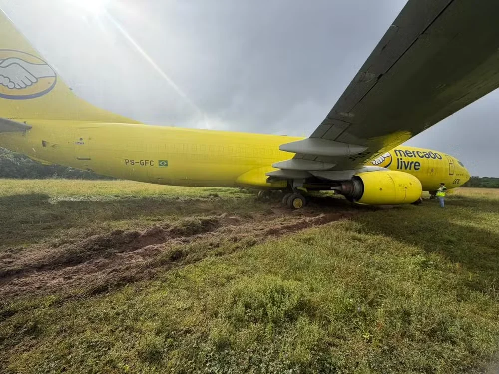 Avião cargueiro da Gol sai da pista após pouso em Salvador Avião cargueiro da Gol sai da pista após pouso em Salvador