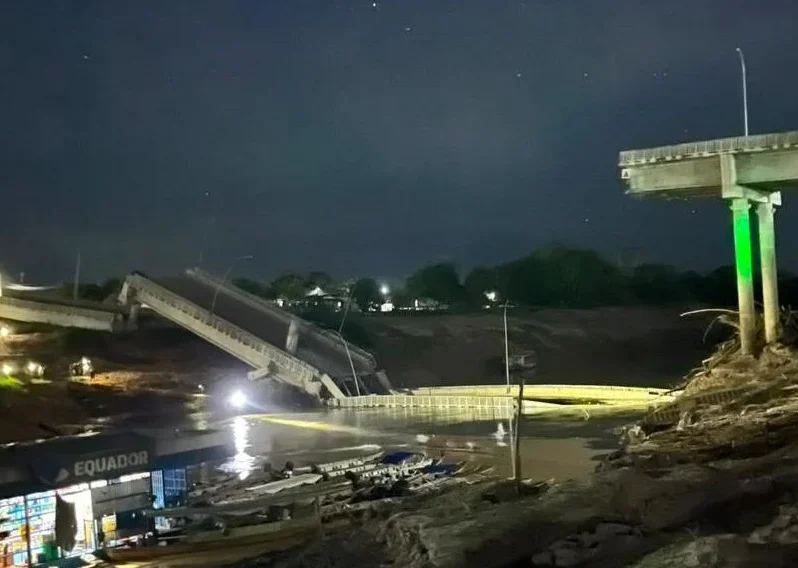 Ponte inaugurada há dois anos que custou R$ 36 milhões desaba sobre rio no Acre; veja Ponte inaugurada há dois anos que custou R$ 36 milhões desaba sobre rio no Acre; veja