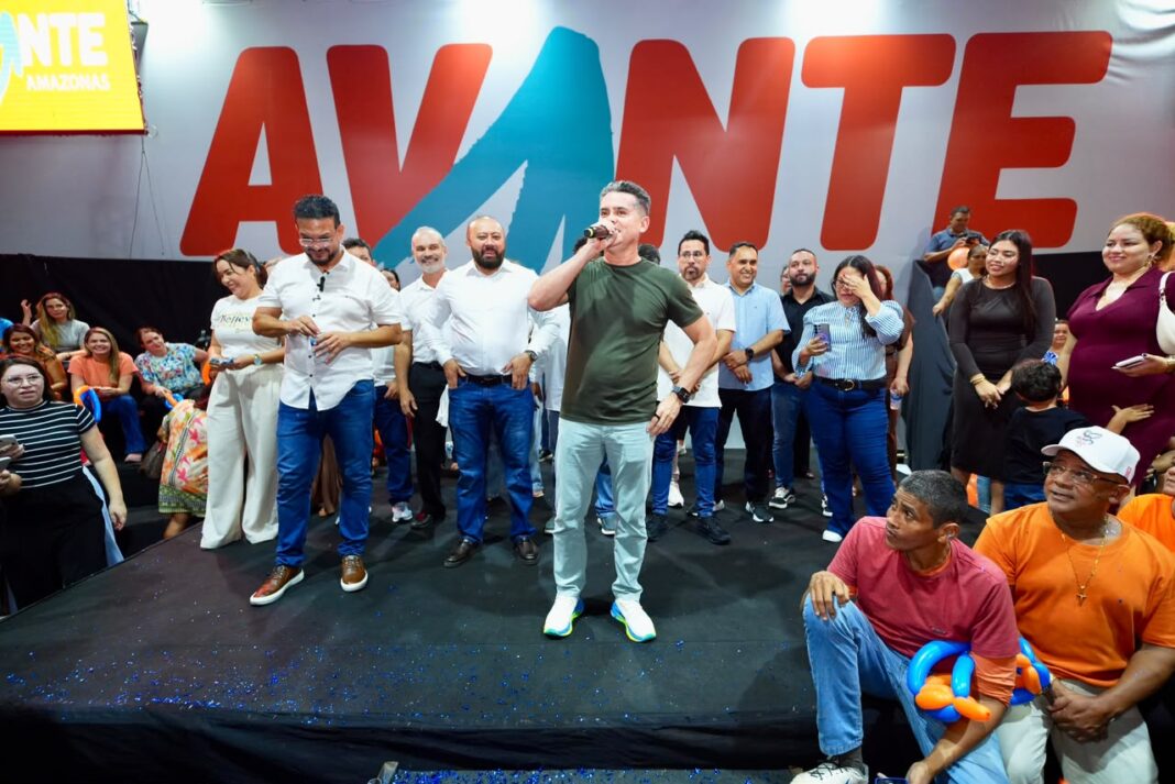 David Almeida lança pré-candidatura de Dalmir Salazar e reúne 1.200 profissionais da educação em Manaus David Almeida lança pré-candidatura de Dalmir Salazar e reúne 1.200 profissionais da educação em Manaus