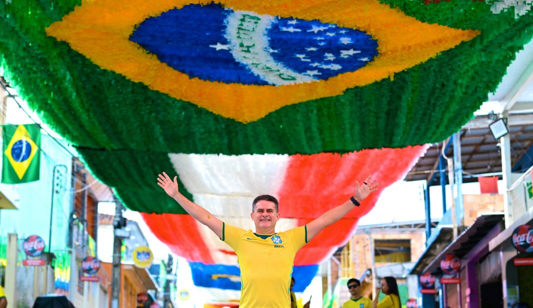 David Almeida destaca geração de renda e força das comunidades durante visita à Rua da Copa no Alvorada David Almeida destaca geração de renda e força das comunidades durante visita à Rua da Copa no Alvorada
