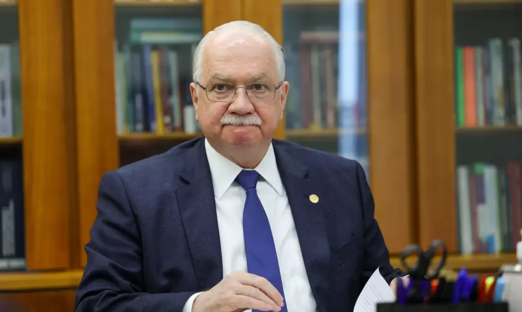 Fachin diz que espera regras do STF para supersalários Fachin diz que espera regras do STF para supersalários