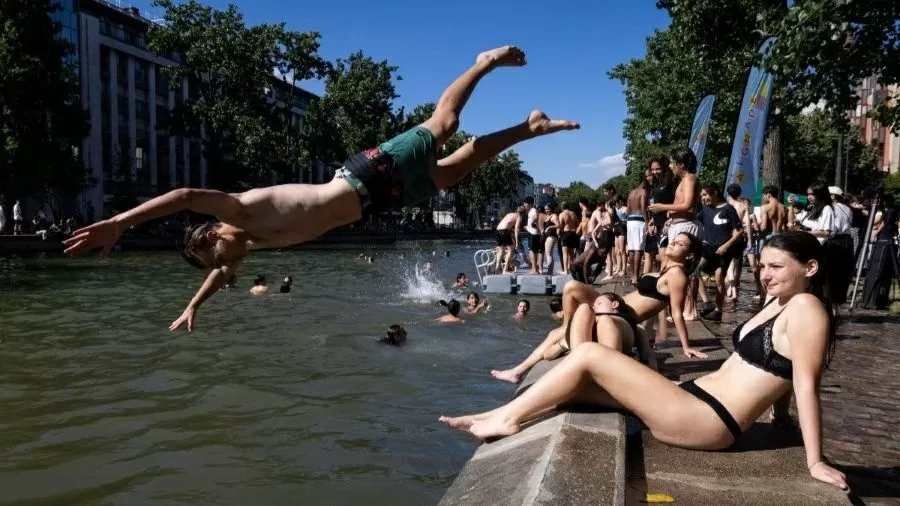 17062026-jovens-mergulham-no-bassin-des-recollets-no-canal-saint-martin-em-paris-em-meio-a-onda-de-c.webp