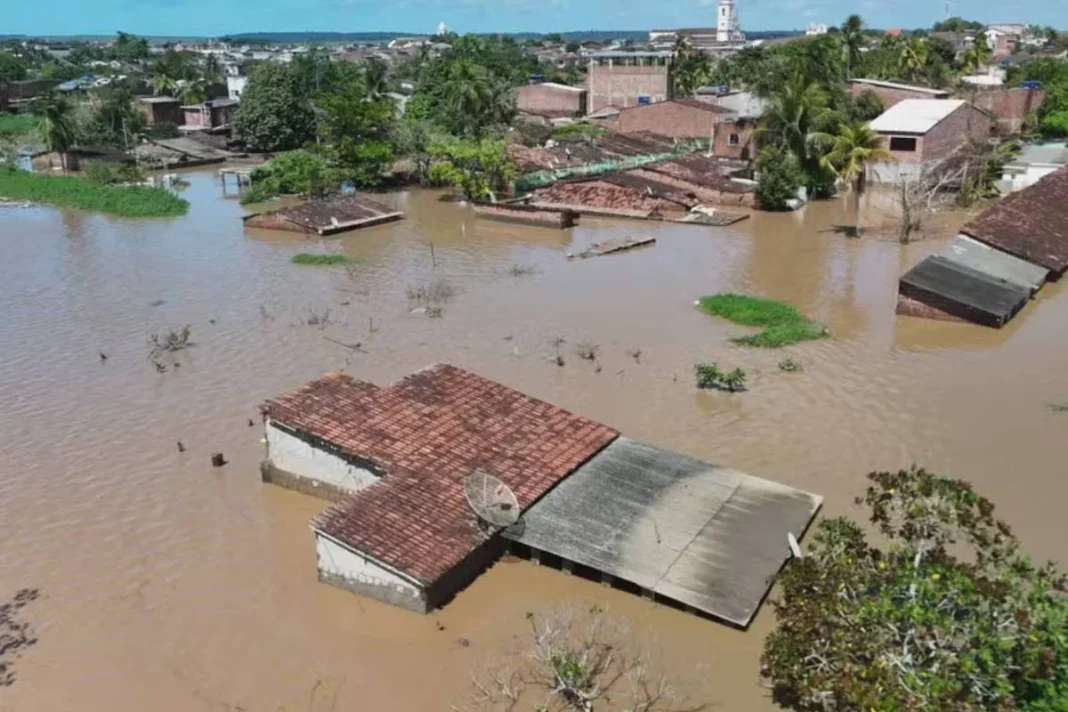 Enchentes deixam mais de 3.000 fora de casa em Pernambuco Enchentes deixam mais de 3.000 fora de casa em Pernambuco
